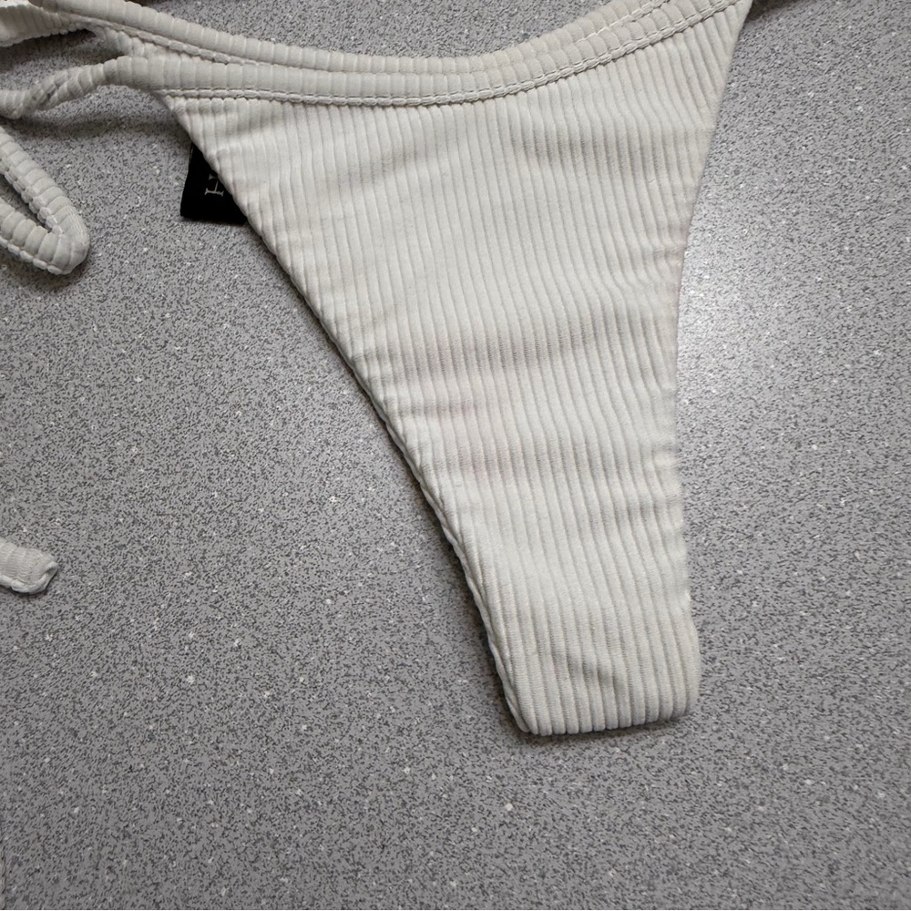 INDAH White Ribbed Bikini Set - Picture 3 of 7